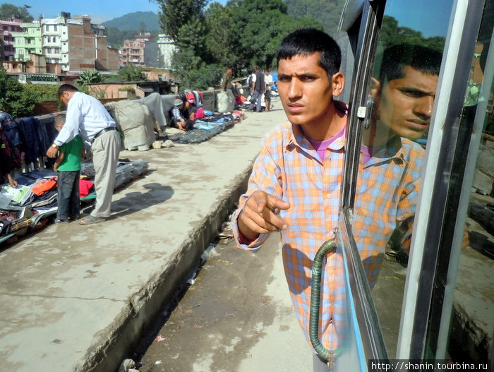 Кондуктор не расслабляется — выискивает взглядом на улице потенциальных пассажиров Непал