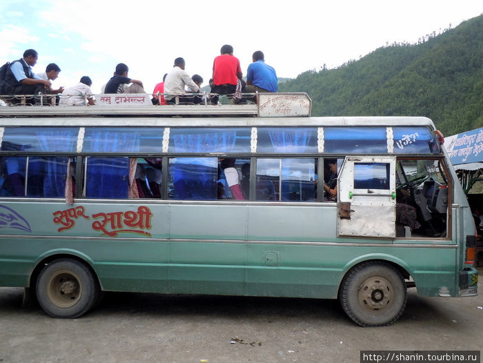Автобус с пассажирами — на крыше Непал