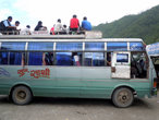 Автобус с пассажирами — на крыше