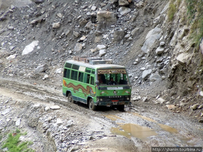 Автобусы есть и на таких дорогах Непал