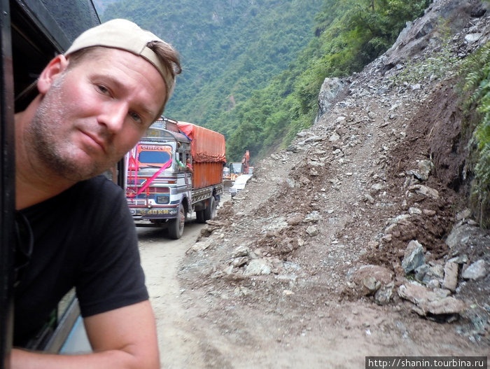 Иностранные туристы тоже перемещаются по Непалу на автобусах Непал