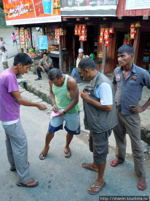 Кондуктор автобуса платит за право проехать через чужую деревню Непал