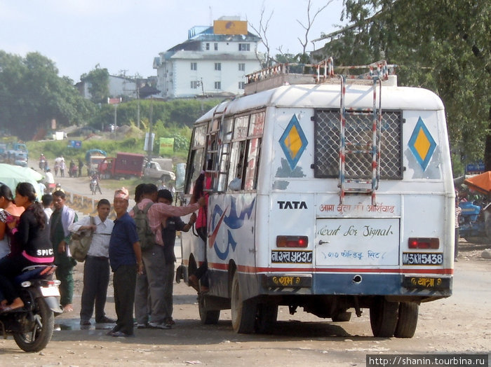 Посадка в автобус Непал