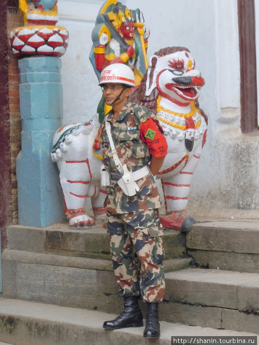 Охранник Королевского дворца в Катманду Непал