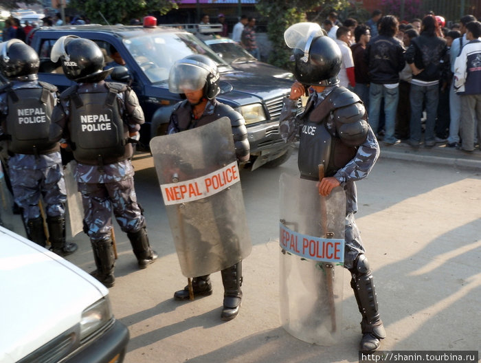 Полицейские в оцеплении Непал
