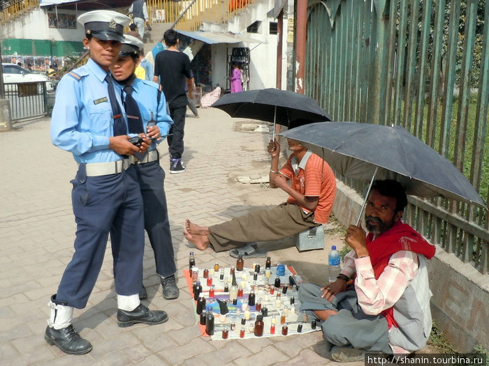 Полицейские и торговцы Непал