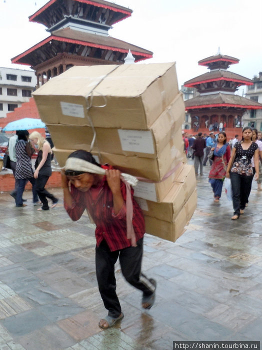 Носильщик на площади Дурбар в Патане — почему без тележки? Непал