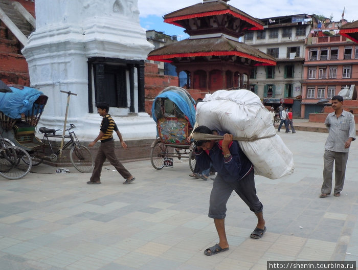 Портеры на площади Дурбар в Катманду Непал