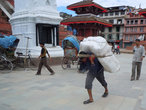 Портеры на площади Дурбар в Катманду