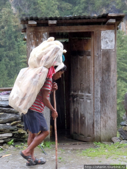 Под дождем портеры продолжают работать Непал