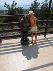 2009 г. Фигурка обезьянки в нижнем парке, напротив клеток обезьян.
