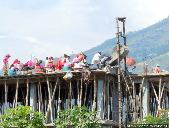 На строительстве нового дома работают целой деревней Непал