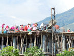На строительстве нового дома работают целой деревней