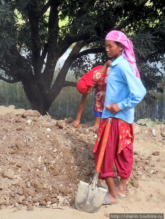 Женщина с лопатойНа укреплении склона Непал