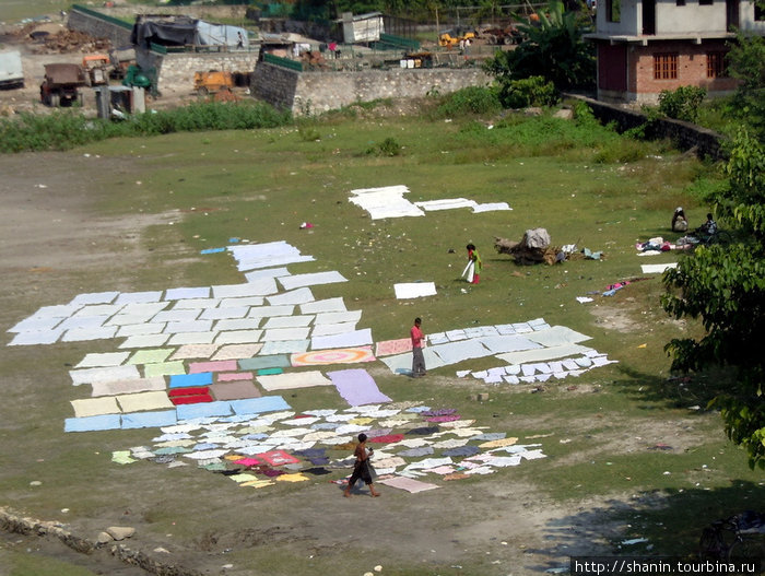 Сушат белье прямо на траве Непал
