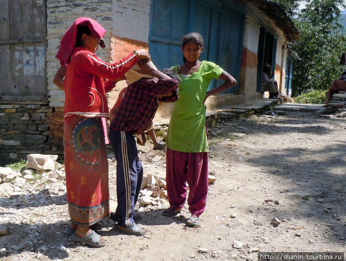 Девушки на дорожных работах Непал