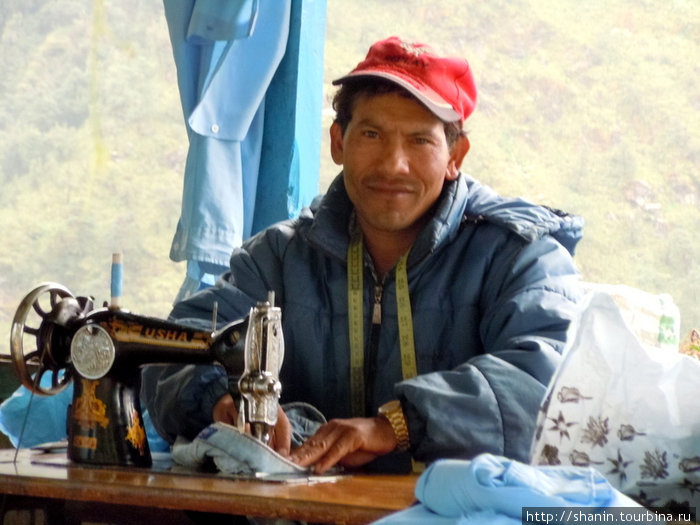 Работа на швейной машинке для мужчин считается престижной Непал