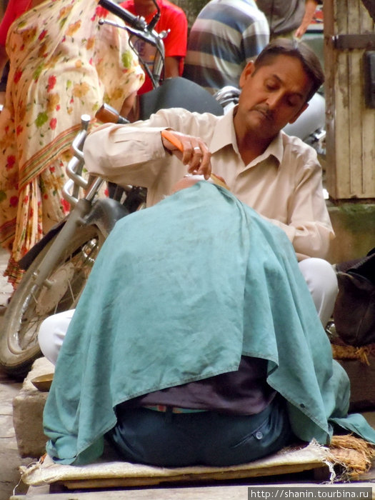 Парикмахерская на улице в Катманду Непал
