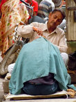 Парикмахерская на улице в Катманду