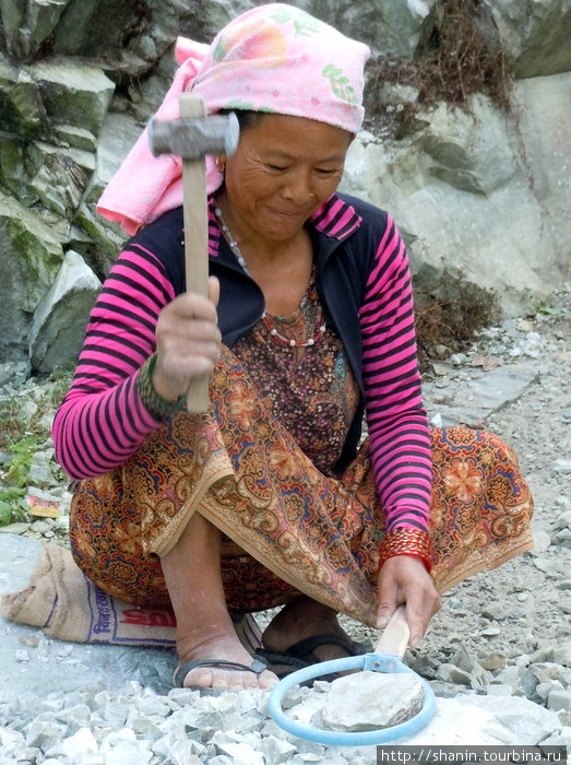 Ручное дробление гравияМини-живодерня Непал