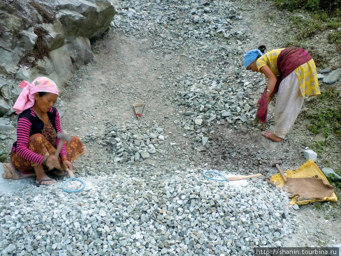 Женщины молотками дробят щебень Непал