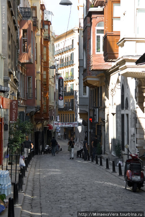 От улицы Истиклал в стороны и вниз идут очень симпатичные  улочки-переулочки . Стамбул, Турция