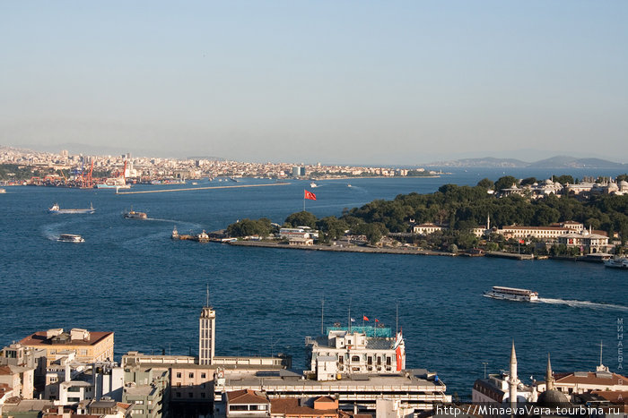 Вид со смотровой площадки башни Галата на Босфор и Константинополь Стамбул, Турция