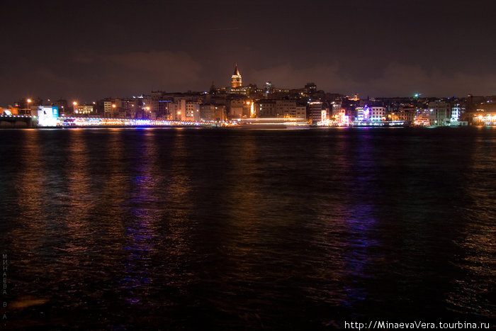 Ночной вид на галатский мост и башню Галата с пристани Эминюню Стамбул, Турция