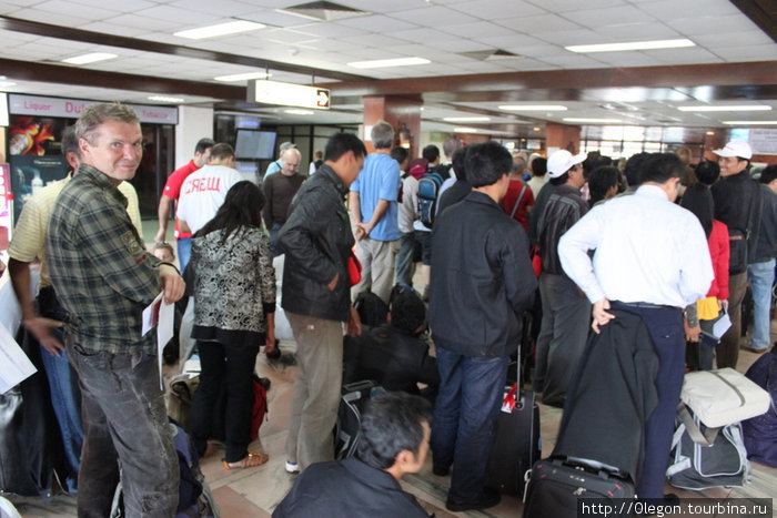 Очередь в аэропорту на получение визы(многие не желают ходить по посольствам) и выход в город Катманду, Непал