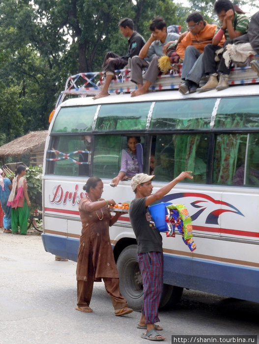 Торговцы атакуют автобус Непал