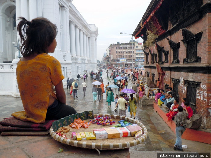 Девочка с сувенирами на площади Дурбар в Катаманду Непал