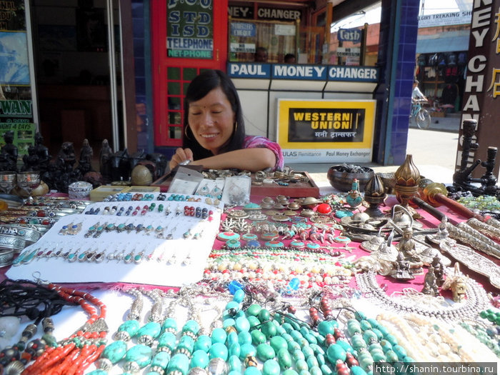 Продавщица сувениров в Покхаре Непал