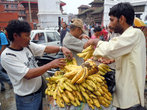 Торговец бананами на пдлощади Дурбар в Катманду