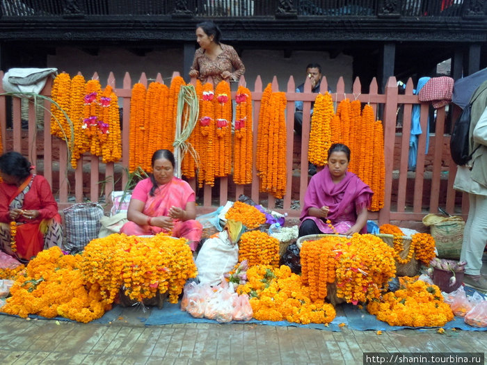 Торговки цветочными гирляндами в Катманду Непал