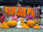 Торговки цветочными гирляндами в Катманду