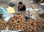 Торговец с кучами кокосовых орехов