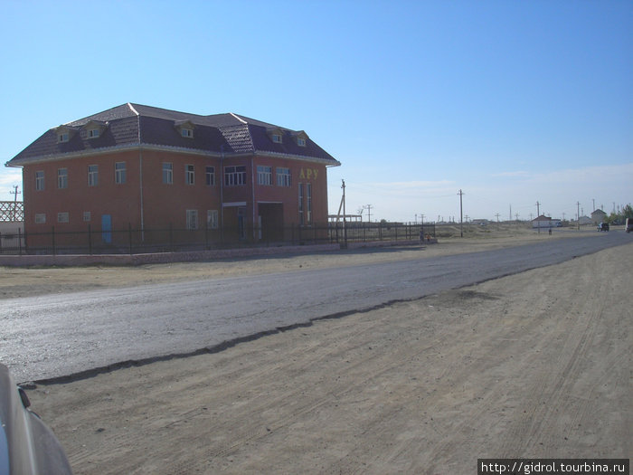 Бейнеу — типичный домик вдоль дороги. Жанаозен, Казахстан