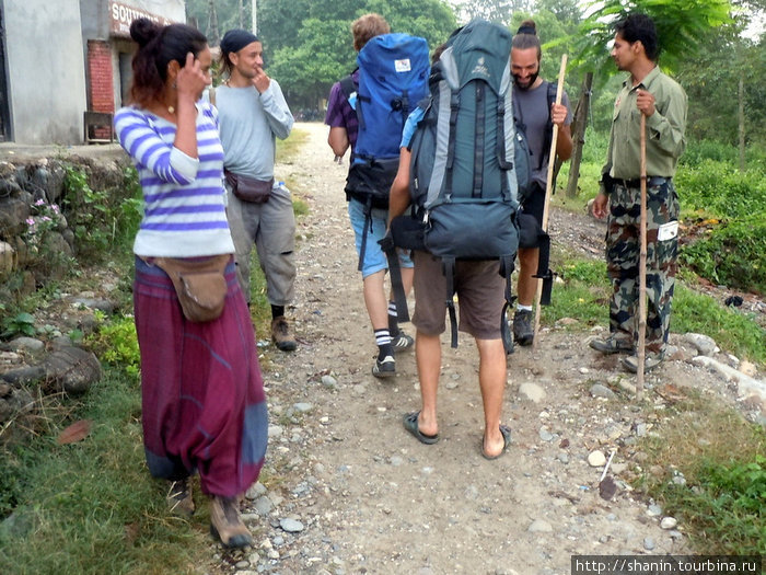 Туристы идут к причалу Зона Нараяни, Непал