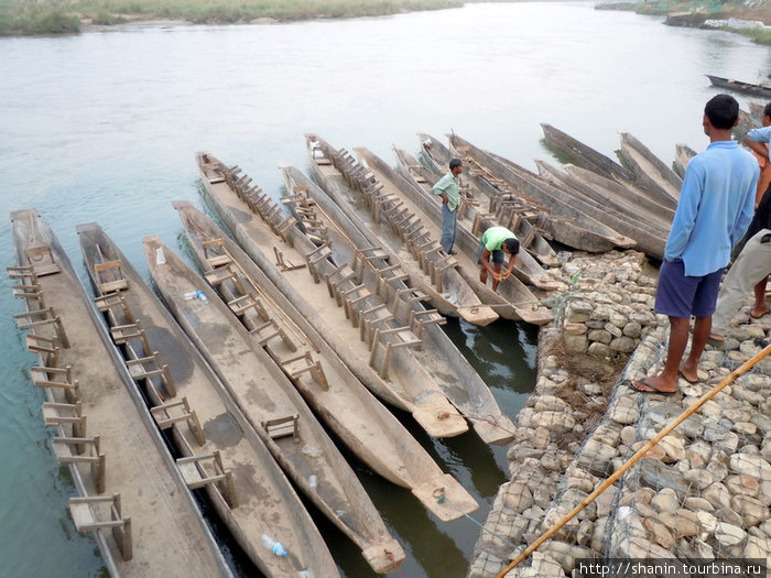 Лодки у берега — на всех туристов хватит Зона Нараяни, Непал