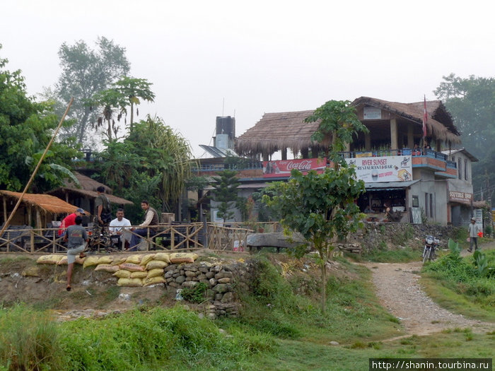 Деревня Саураха на берегу реки Рапти Зона Нараяни, Непал