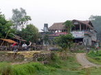 Деревня Саураха на берегу реки Рапти