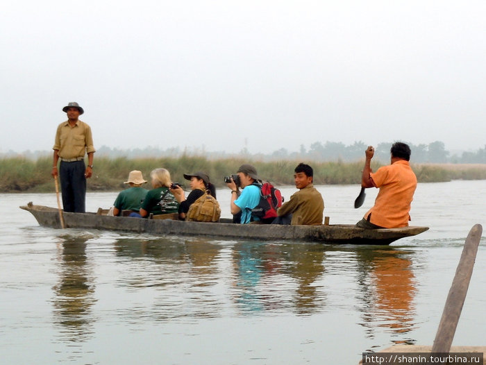 Лодка с туристами Зона Нараяни, Непал