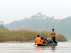 Лодка с туристами на реке