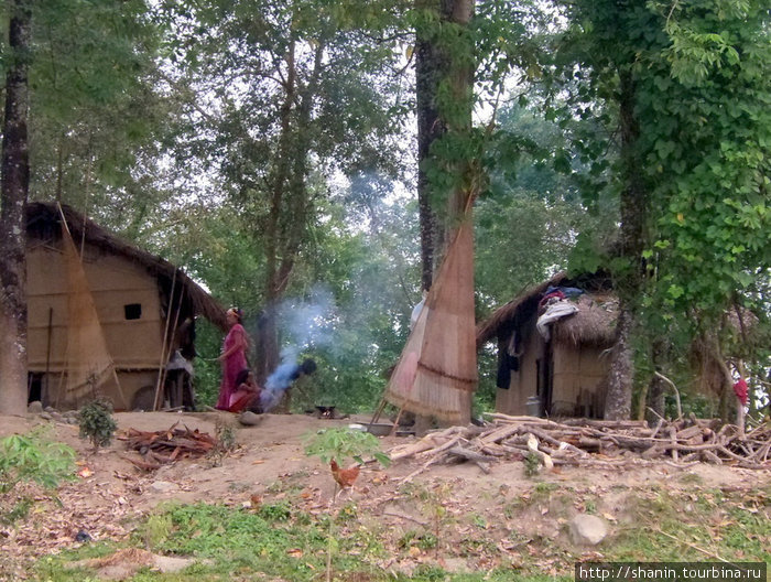 Деревня на берегу реки Рапти Зона Нараяни, Непал