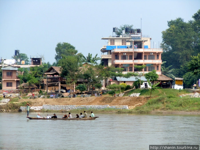 Новые отели в деревне Саураха на берегу реки Рапти Зона Нараяни, Непал