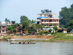 Новые отели в деревне Саураха на берегу реки Рапти