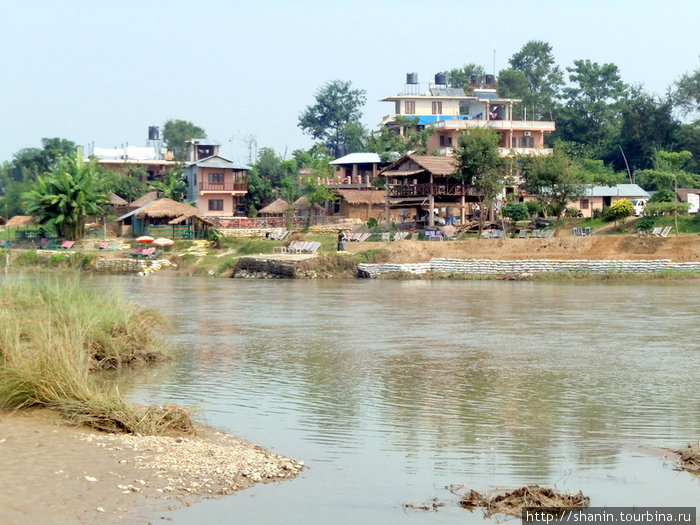 Река Рапти у деревни Саураха Зона Нараяни, Непал