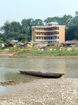 Отель на берегу реки Рапти