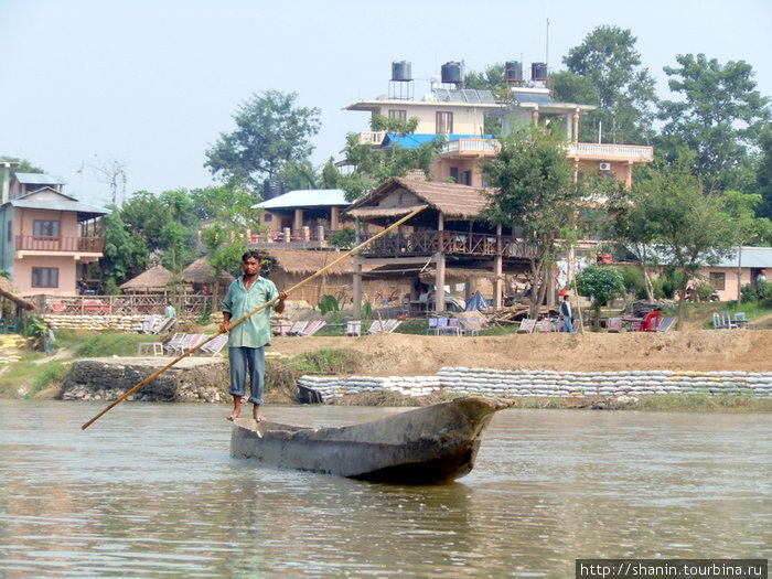 Лодка на реке РАпти Зона Нараяни, Непал