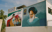 Имам Хомейни — вождь и вдохновитель
иранской революции.
Аятолла Хаменеи — продолжатель его дела (слева)